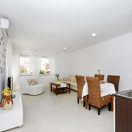 Goya - Near The & Old Town Апартаменты
